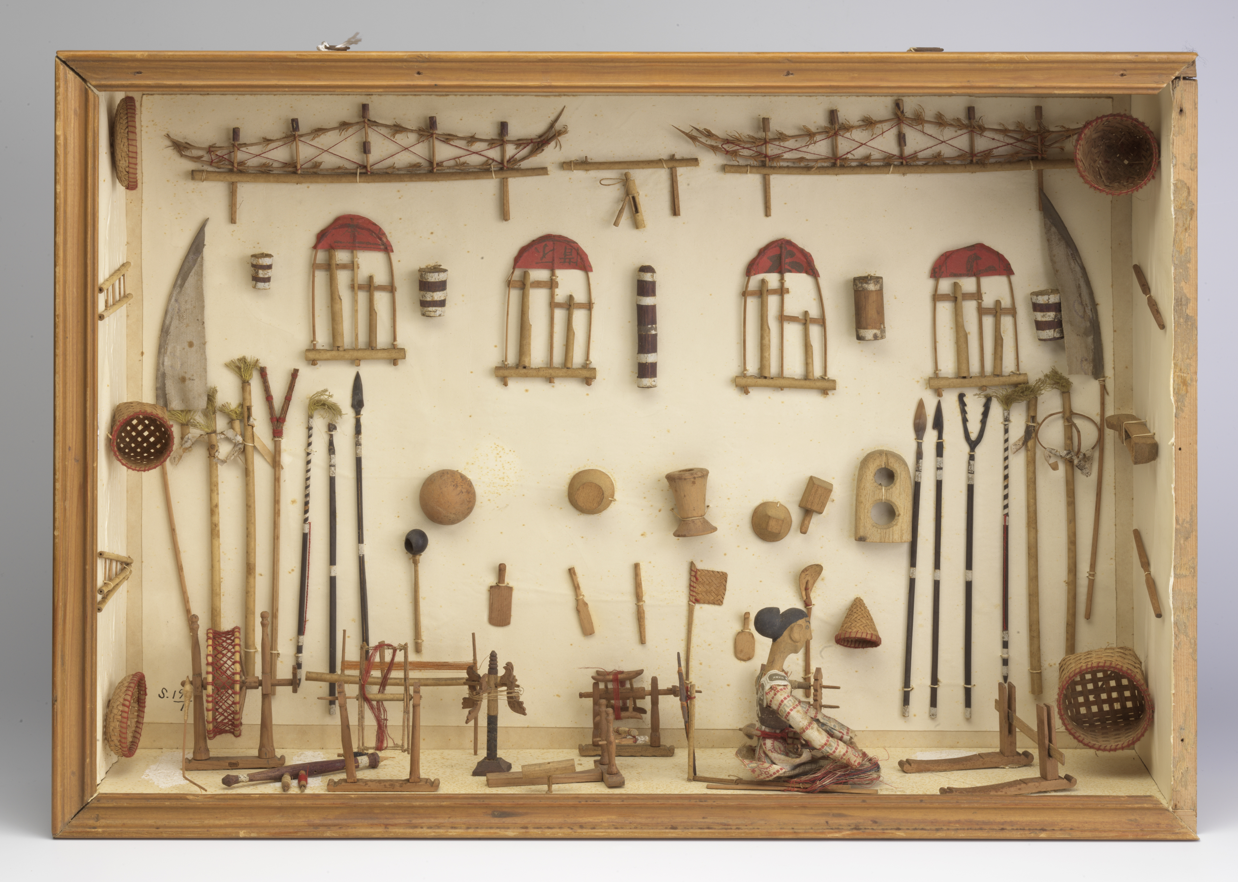 Model van gebruiksvoorwerpen, van voor 1892, Bogor, Java. Museum Prinsenhof Delft.  Fotografie: Tom Haartsen 