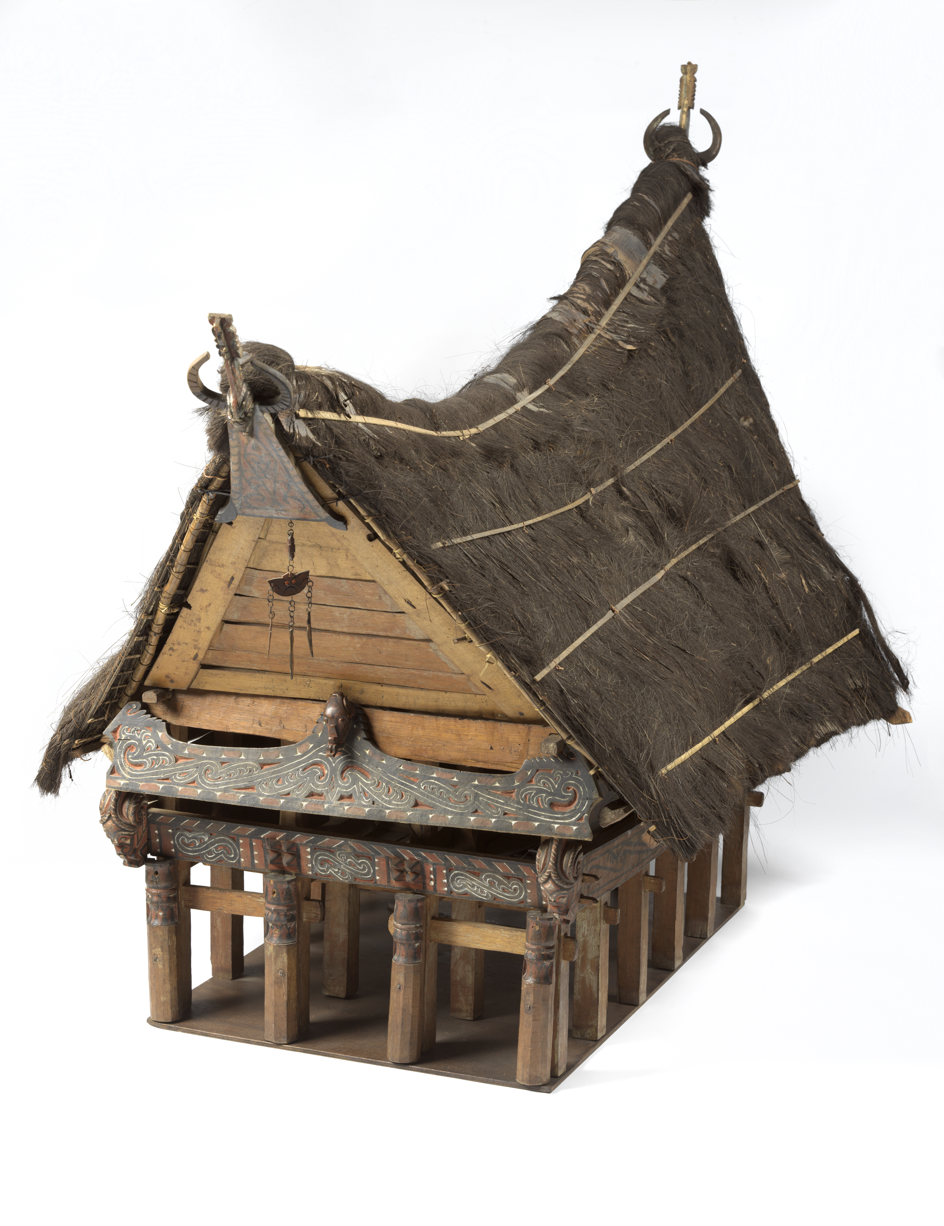 Model van een Batak Toba woonhuis, van voor 1883, Silindung, Noord-Sumatra. Museum Prinsenhof Delft.  Fotografie: Tom Haartsen 