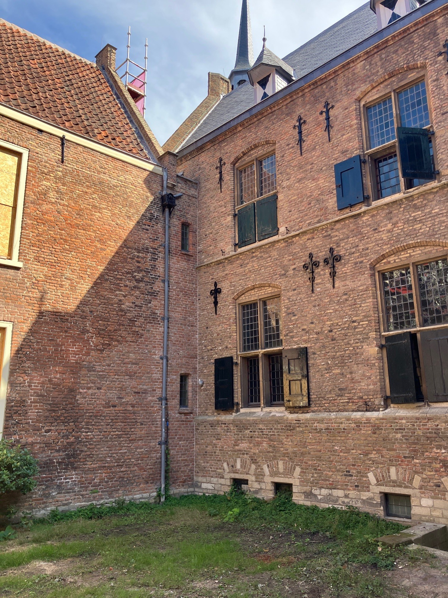 de binnentuin van museum prinsenhof voor de opgravingen