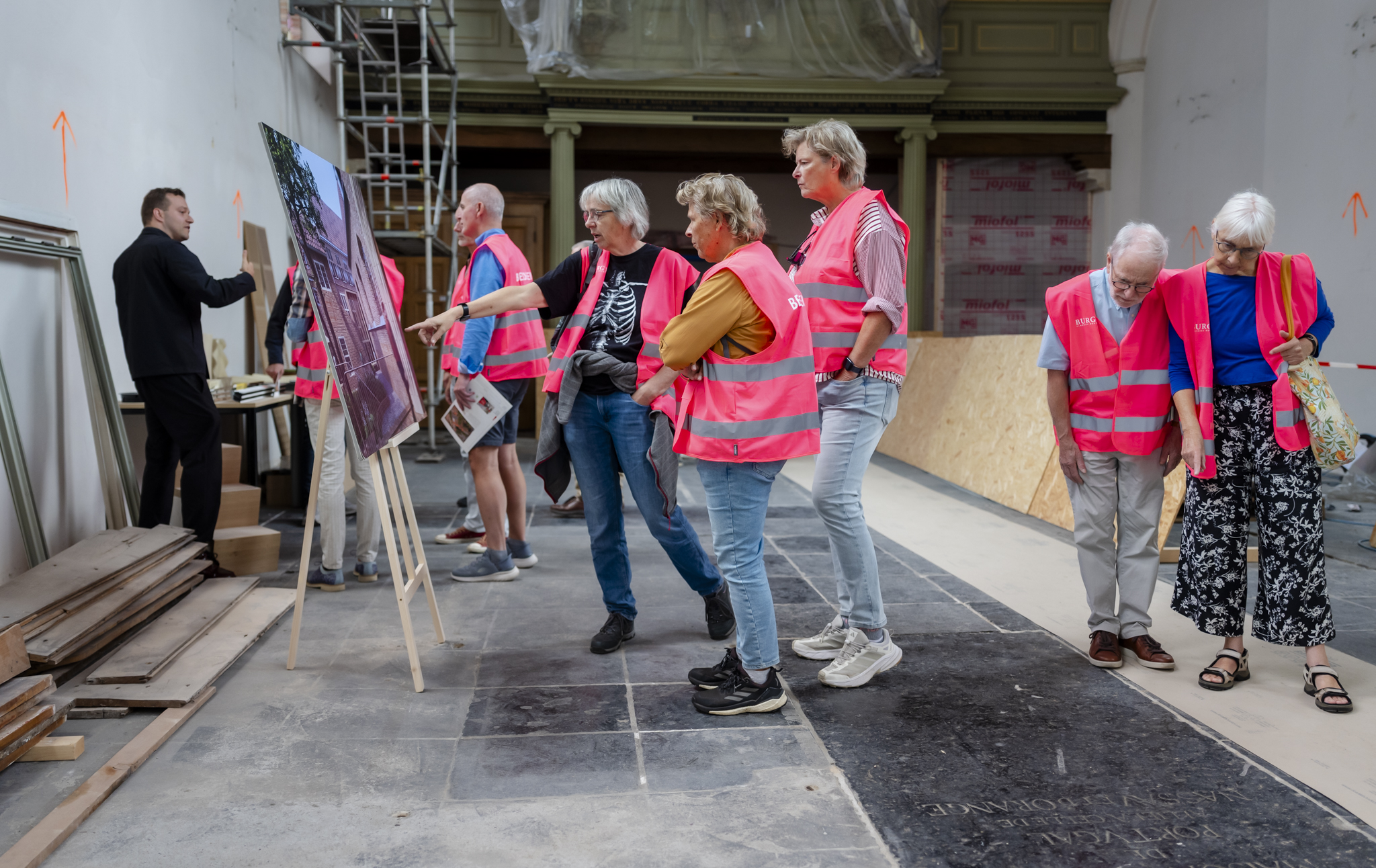 Bezoekers bekijken de informatiepanelen in de Waalse Kerk tijdens Open Monumentendag